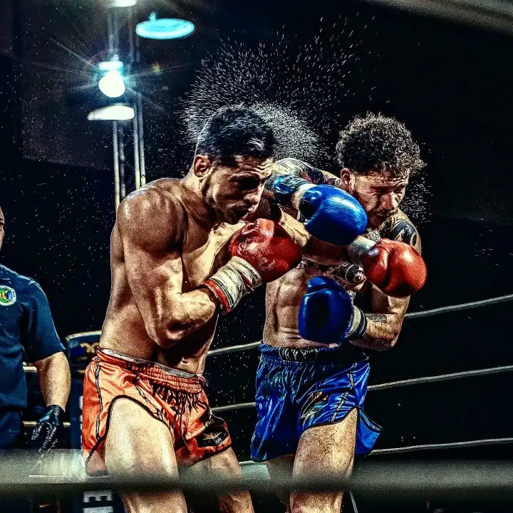 Sub Zero acertando um golpe em luta profissional
