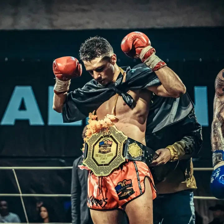 Sub Zero com o cinturão de campeão na cintura