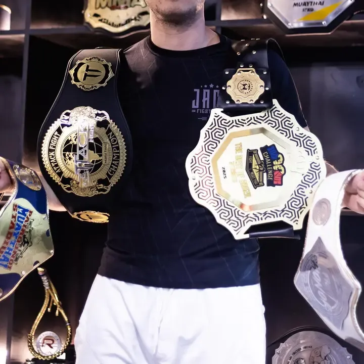 Sub Zero com seus cinturões e troféus
